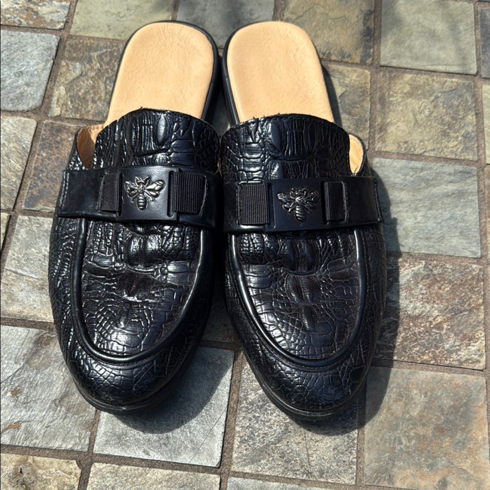 Elegant Black Mules with Croc-Embossed Design - Picture 2 of 4
